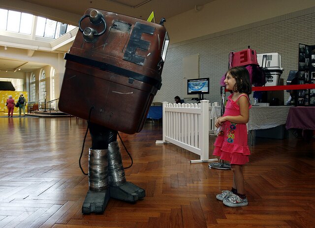 maker-faire-detroit-droid-greeting Maker Faire Detroit